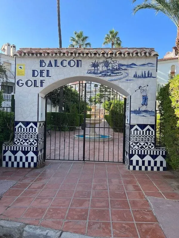 balcon del golf entrance